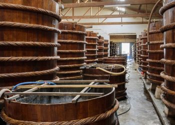 Thùng gỗ là dụng cụ phổ biến được sử dụng để làm nước mắm truyền thống