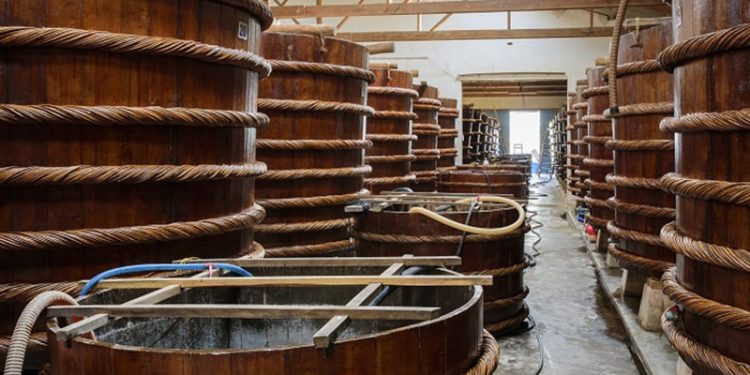 Thùng gỗ là dụng cụ phổ biến được sử dụng để làm nước mắm truyền thống