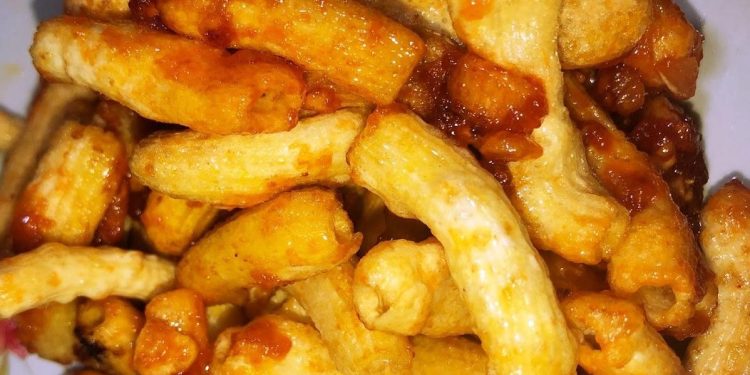 Hướng dẫn 2 cách làm nui chiên nước mắm giòn rụm, đậm vị