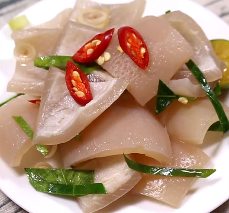 Trộn da heo với hỗn hợp nguyên liệu
