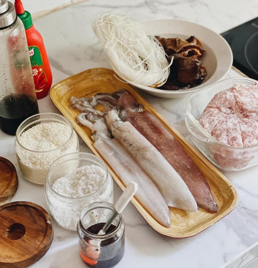 Nguyên liệu làm mực nhồi thịt chiên nước mắm