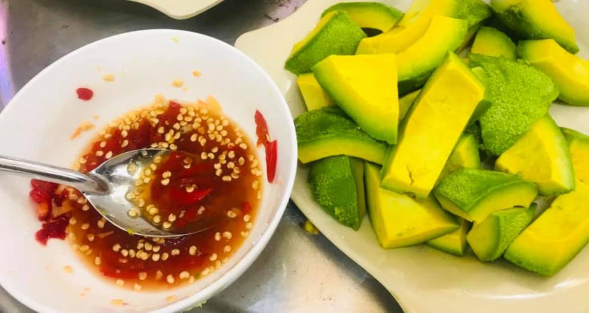 Bơ chấm nước mắm có thể ăn cùng với cơm hoặc cuốn bánh tráng đều ngon