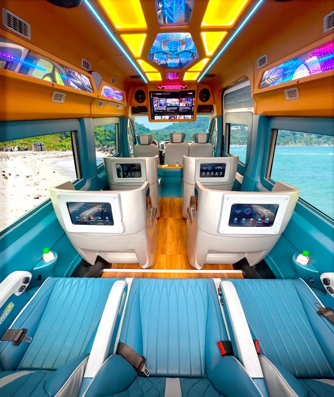 Xe limousine tại Vie Limo được trang bị nội thất sang trọng