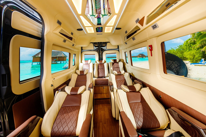 Trần xe cao, không gian xe rộng rãi, thoáng