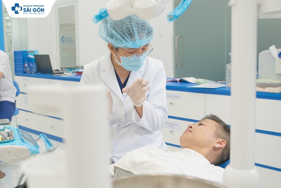 Bác sĩ tư vấn và giải thích chi tiết cho khách hàng