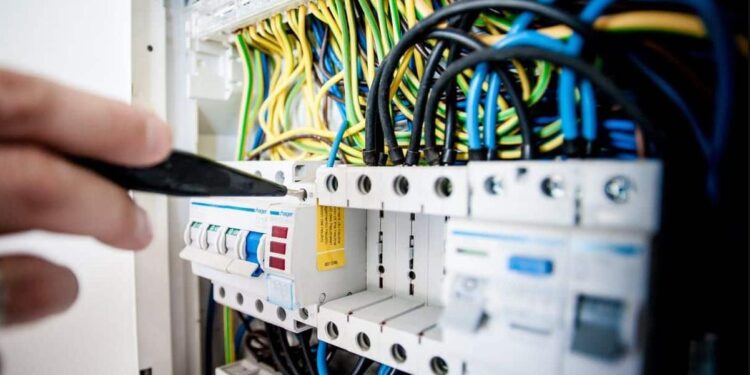 mua thiết bị điện công nghiệp huỳnh lai