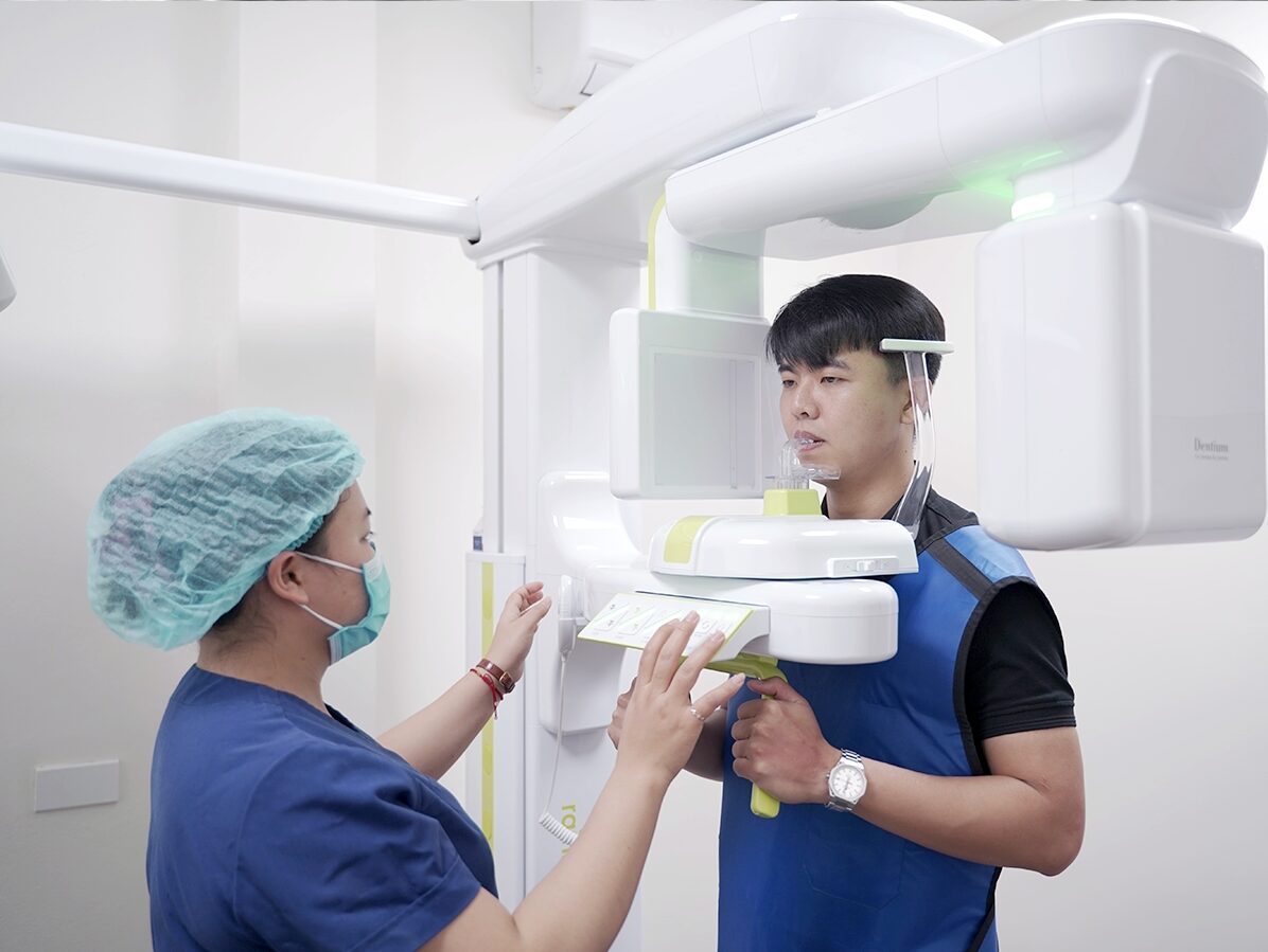 Một số cơ sở nha khoa sẽ tính phí chụp phim X-quang hoặc chụp CT 3D nên bạn cần hỏi rõ
