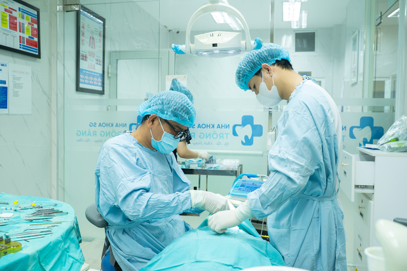 Đội ngũ bác sĩ có tay nghề cao là yếu tố quan trọng ảnh hưởng đến kết quả cấy ghép implant
